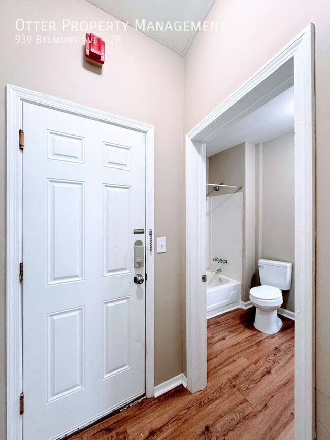 Building Photo - 939 Belmont Ave