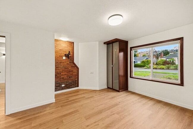 Building Photo - 2658 35th Ave W