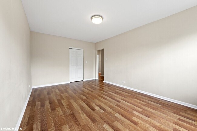 Building Photo - 3606 W Dickens Ave