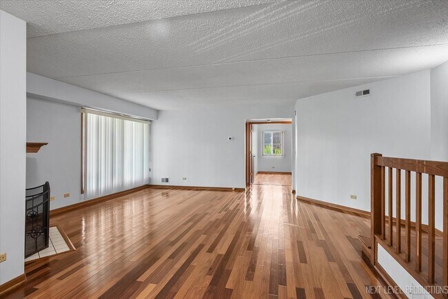 Building Photo - 451 Valley Dr