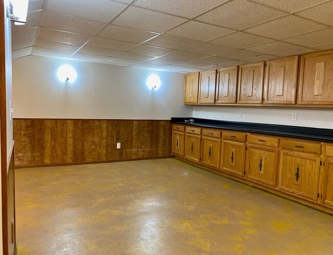 Building Photo - Spacious Tri-Level Home Featuring 4BD/2.5B...