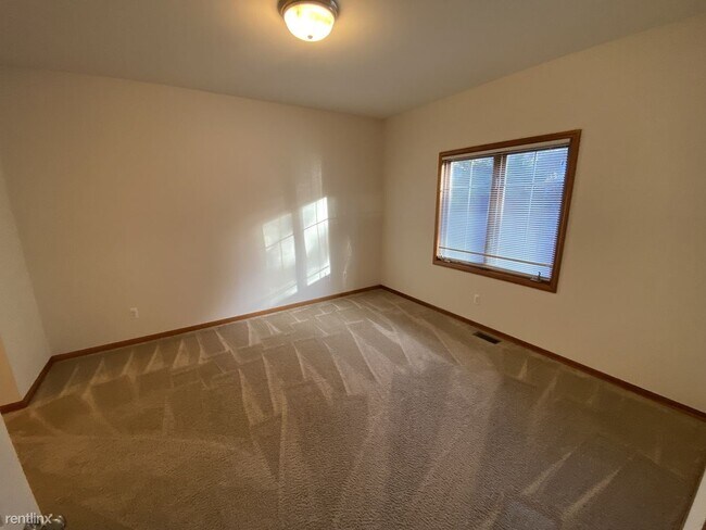 Building Photo - 3 br, 2.5 bath Townhome - 2112 Liberty Hts