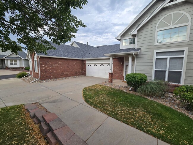 Building Photo - Bright and open Condo, walking distance to...