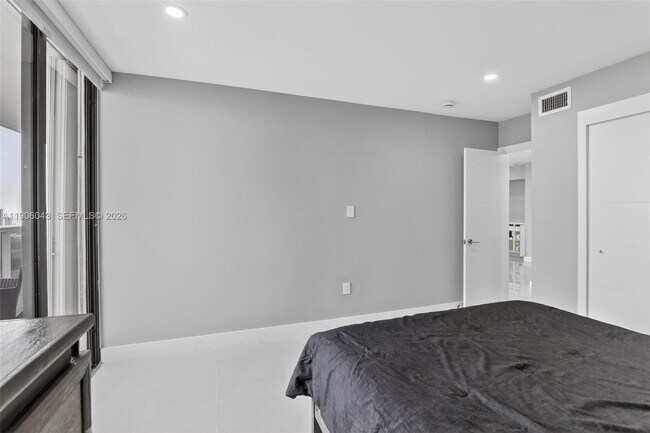 Building Photo - 3675 N Country Club Dr