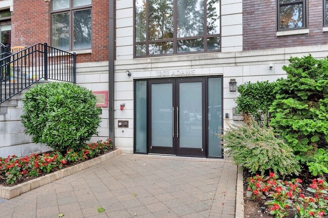 Building Photo - 1300 Grand St