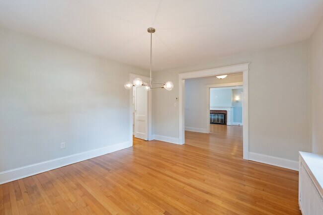 Building Photo - 4BR 3.5 BA Chevy Chase Gem is Move-in Read...