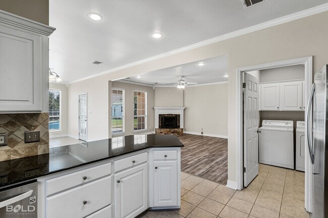 Building Photo - 4 Bedroom 2 Bath with Pool!!!