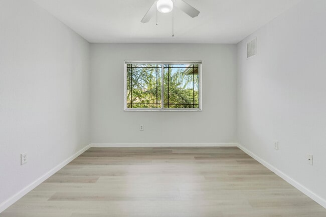 Building Photo - 181 SW Palm Dr