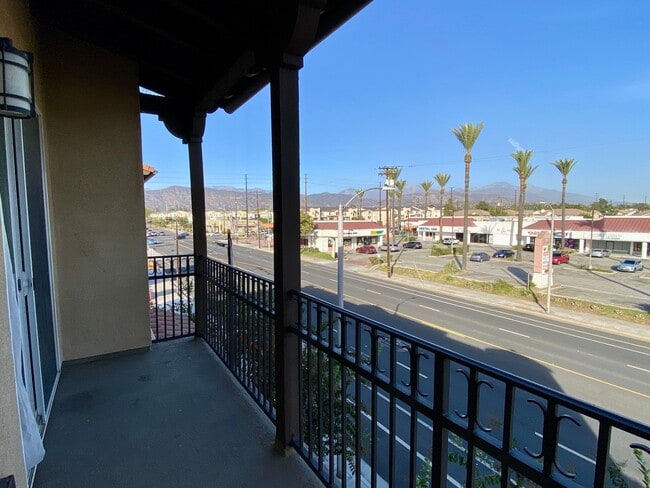 Building Photo - Stylish 3-Story Townhome with Balconies & Open-Concept Living