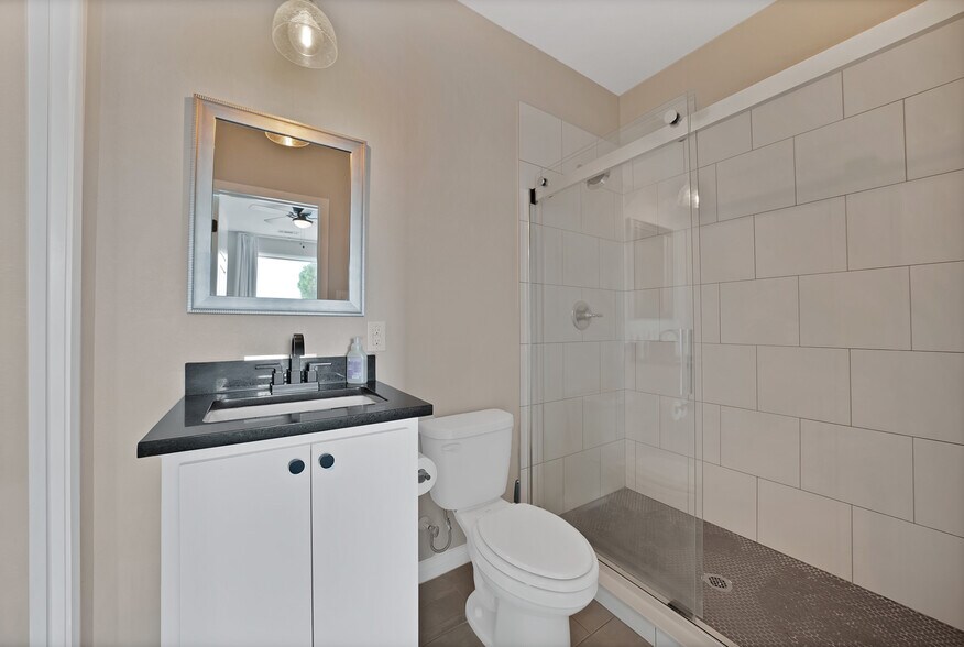 Building Photo - 4633 Calmont Ave