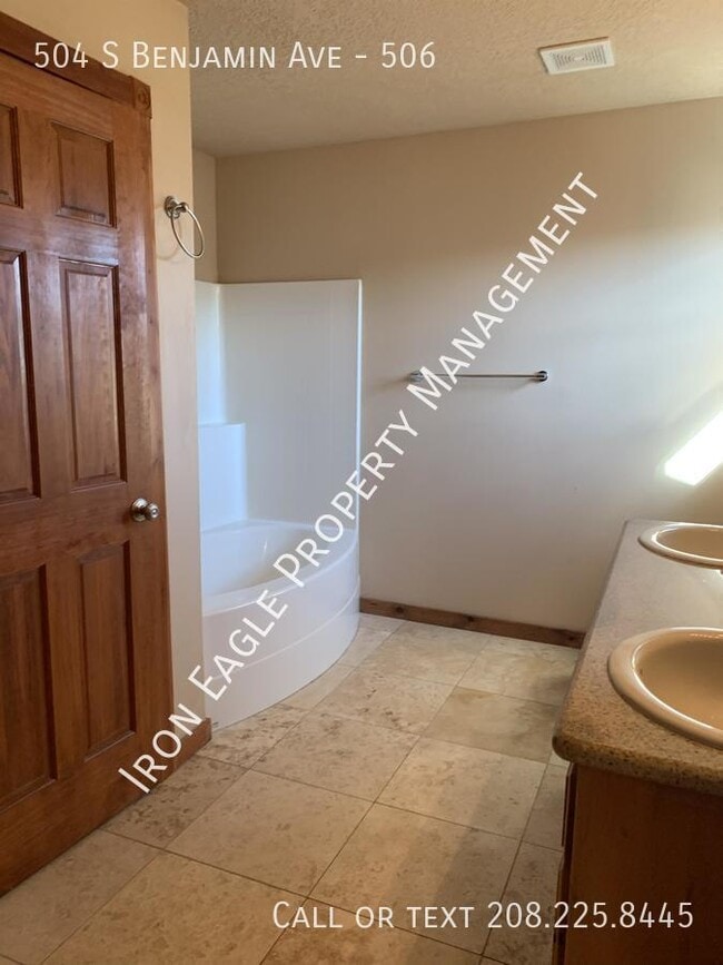 Building Photo - 504 S Benjamin Ave