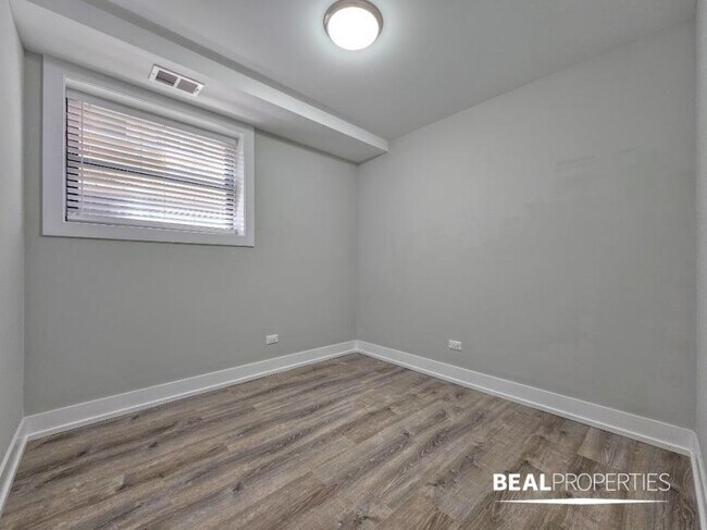 Building Photo - 2 bedroom in EVANSTON IL 60202