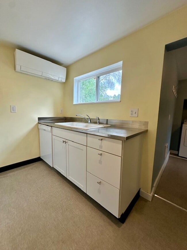 Building Photo - Great one bedroom unit in mid-town!  A must see!