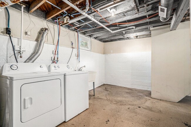 Building Photo - $1350 Eastwood 2-Bed/1-Bath Ranch, Basement, Large, Fenced yard - Ask about our no security depos...