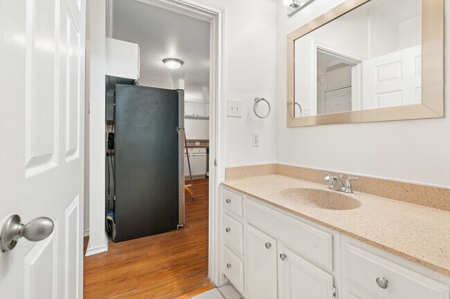 Building Photo - BEST 2 BEDROOM - PRIVATE YARD - PRIVATE GA...