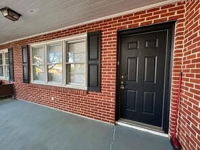 Building Photo - 2 bed 1 bath unit