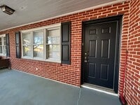 Building Photo - 2 bed 1 bath unit