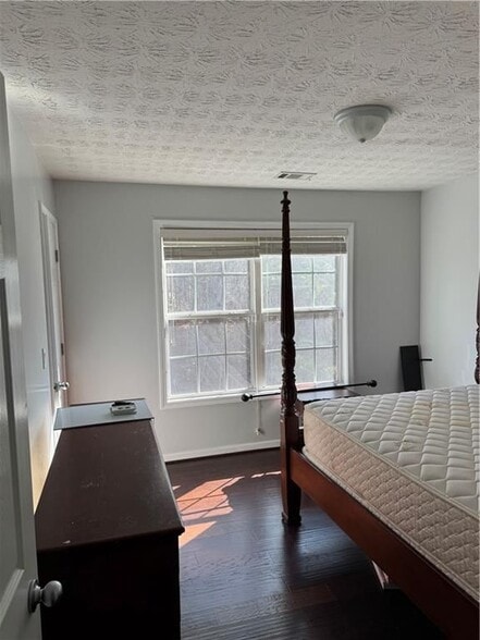 Building Photo - 1303 River Club Dr NE