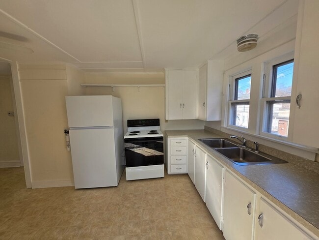 Building Photo - 110 Main St