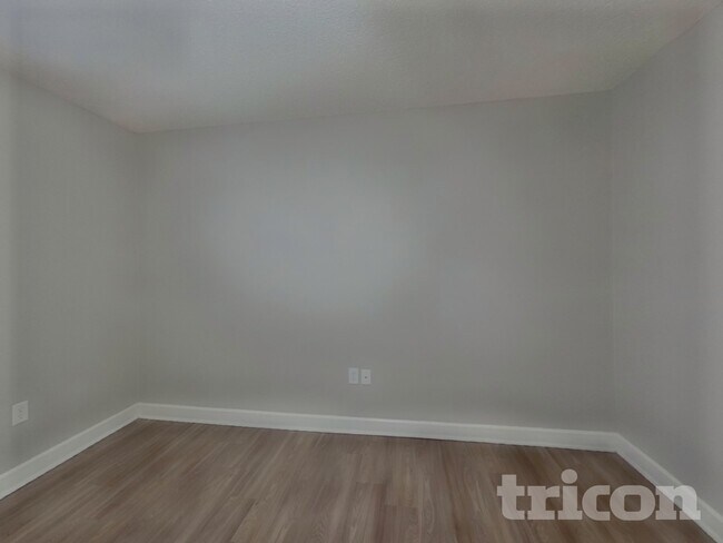 Building Photo - 919 Lakehill Rd