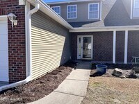 Building Photo - 3 Bedroom & 2.5 Bathroom Townhouse