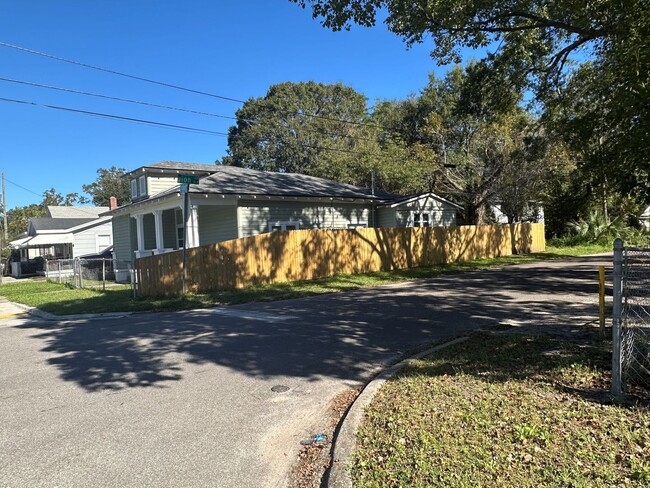 Building Photo - Great Opportunity to Rent 3-Bedroom 2-Bath...