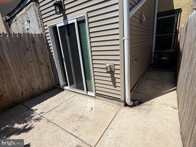 Building Photo - 2643 N Mascher St