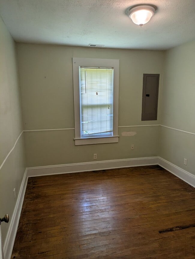 Building Photo - 3bd/1ba Cottage on private street with a s...