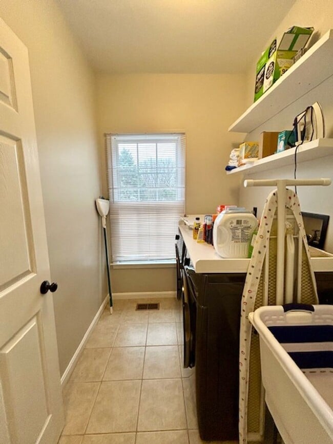 Building Photo - 5 Milestone Manor Ct