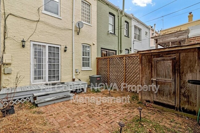 Building Photo - 123 E St SE