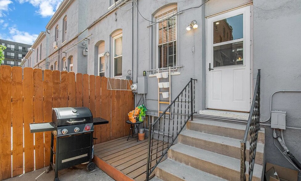 Building Photo - 121 E 8th Ave