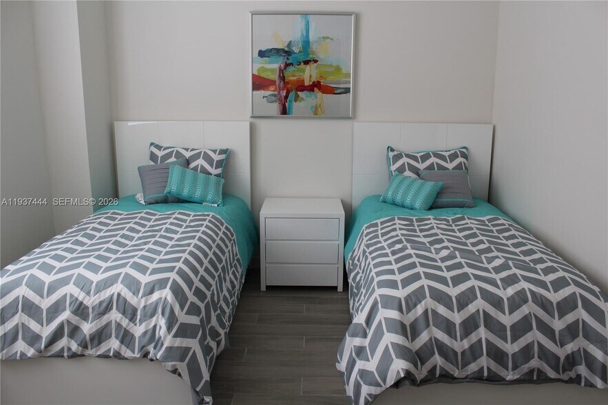 Building Photo - 999 SW 1st Ave