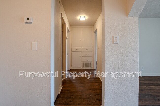 Building Photo - 221 W Douglas Dr