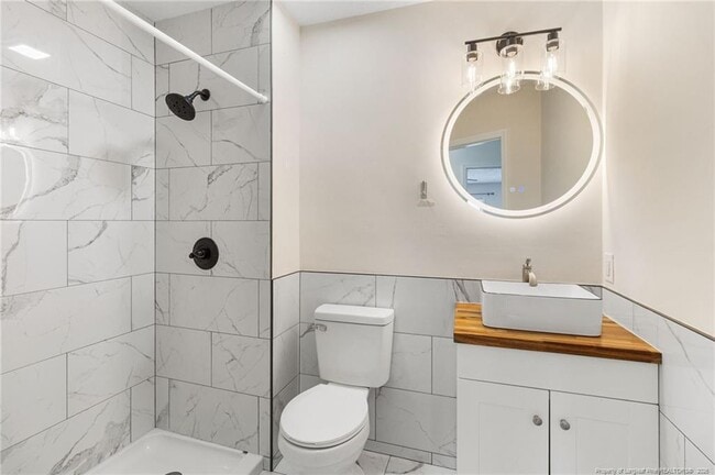 Building Photo - 166 Oakview Dr