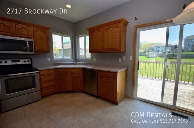 Building Photo - Huge DSM Split Level!