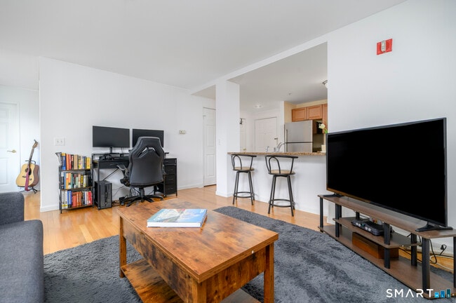 Building Photo - 300 Broad St