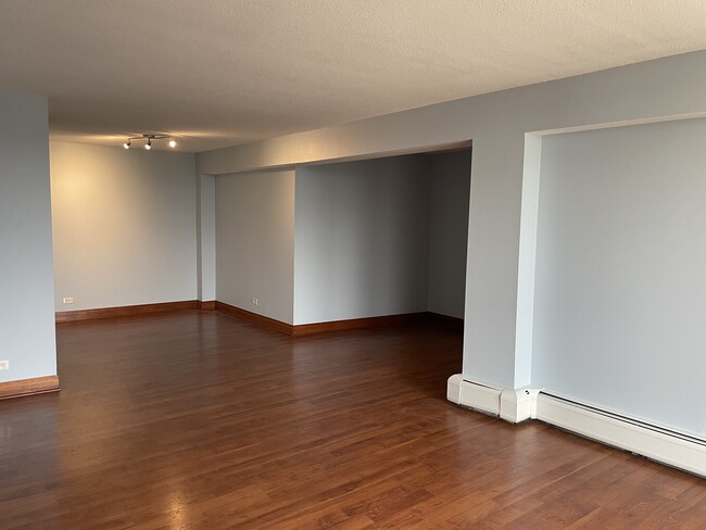 Very large condo for rent - 2211 S Stewart Ave