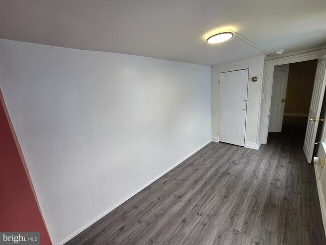 Building Photo - 330 Moss St
