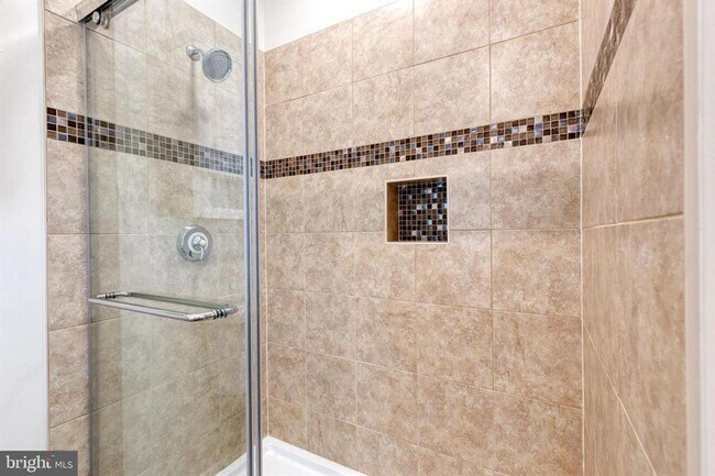 Building Photo - Welcome to contemporary luxury living in this beautifully renovated 2bd 2.5bth penthouse condo
