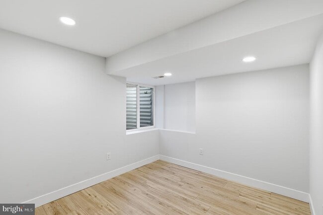 Building Photo - 1448 N Myrtlewood St