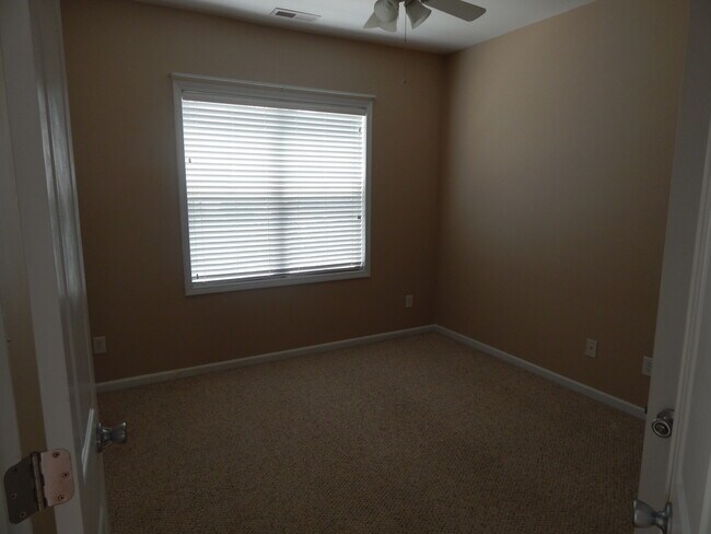 Building Photo - End Unit 3 Bedroom/3 Bath in Saylor's Watch. Trash included!