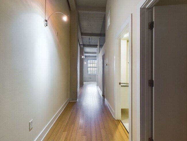 Building Photo - 815 Perry St