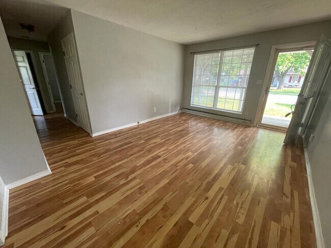 Building Photo - Very well kept 3 bedroom, 1.5 bath with One Car Garage and Nice Back Yard