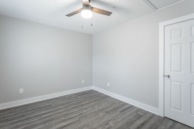 Building Photo - 5 Meadowbrook Dr W