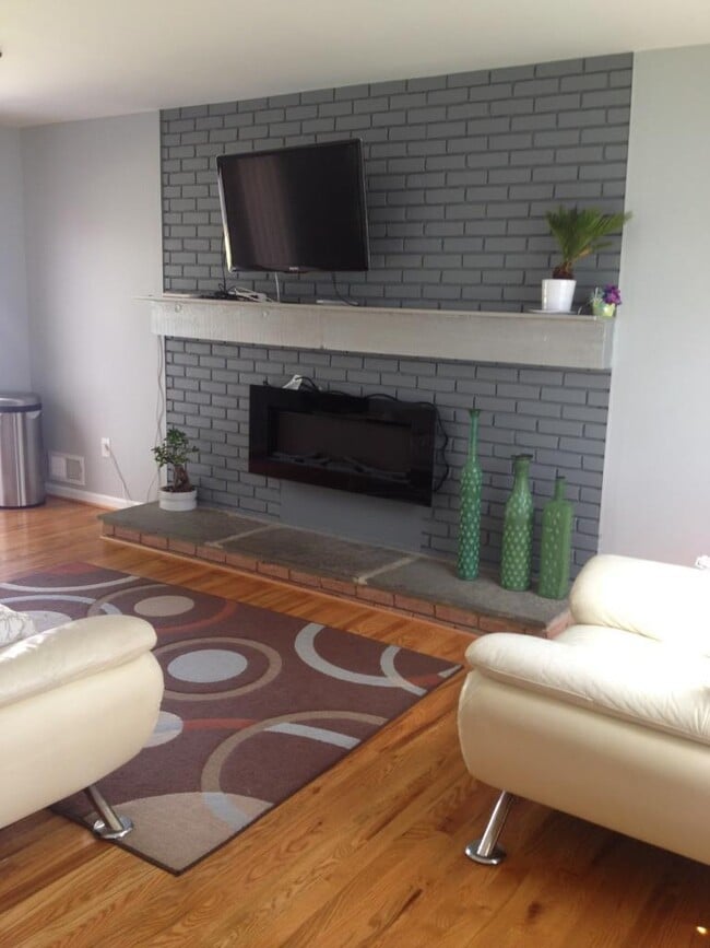 Building Photo - Premium Renovation Inside a Wonderfully Sp...