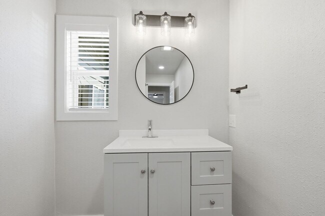 Building Photo - Large Brand New Remodeled 1 Bedroom unit with Washer Dryer Hookups - MUST SEE!!!