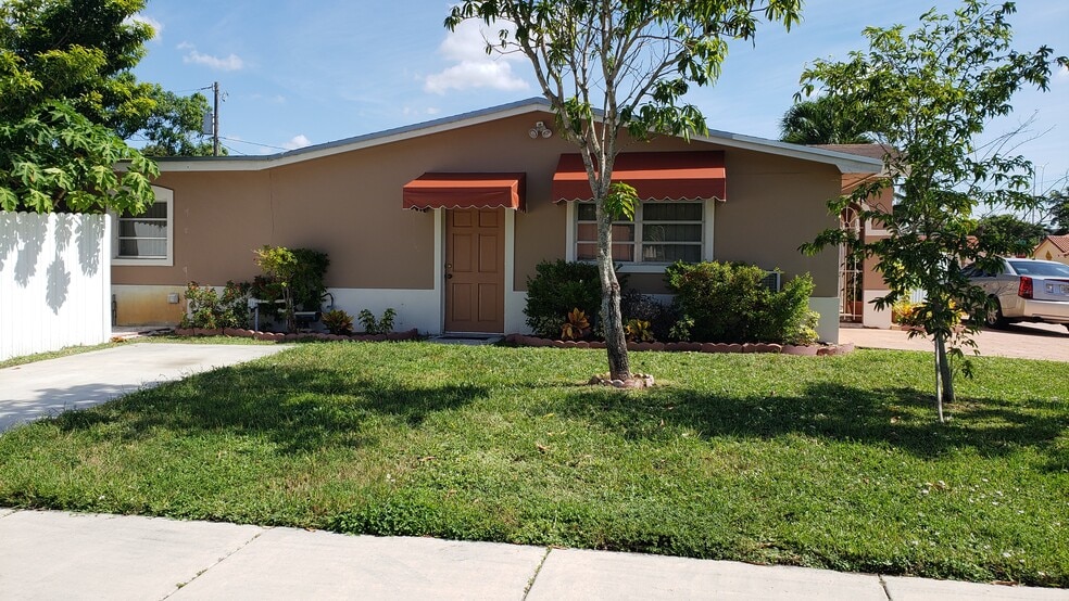 Parking & Entrance to the apt - 9725 SW 85th St