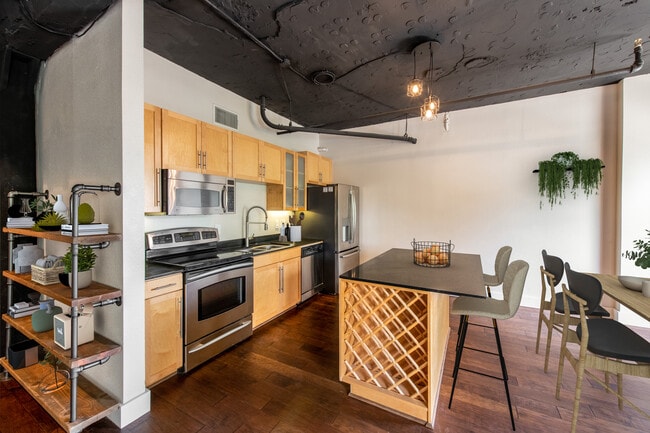 Building Photo - 910 Houston St