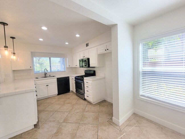 Building Photo - Gorgeous Paloma Del Sol Home - Newer paint...