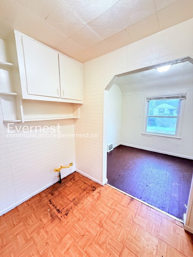 Building Photo - 18659 Shaftsbury Ave